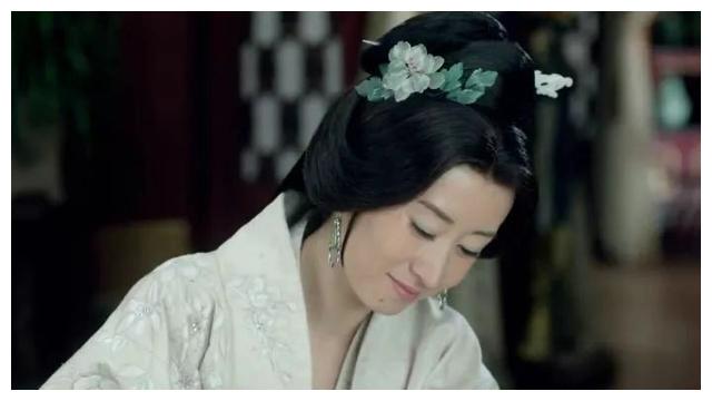 "小巩俐"霸气拒绝陪饭,因一支冰淇凌离婚,今44岁重回巅峰