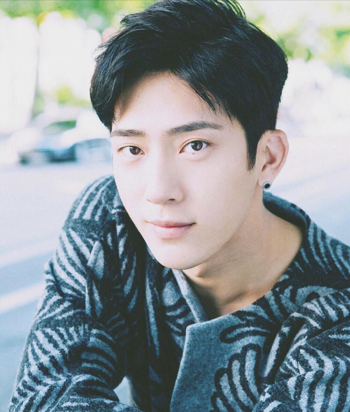 演员的品格:井柏然身穿"蛋黄衣"搭配格子裤,变回18岁阳光男孩