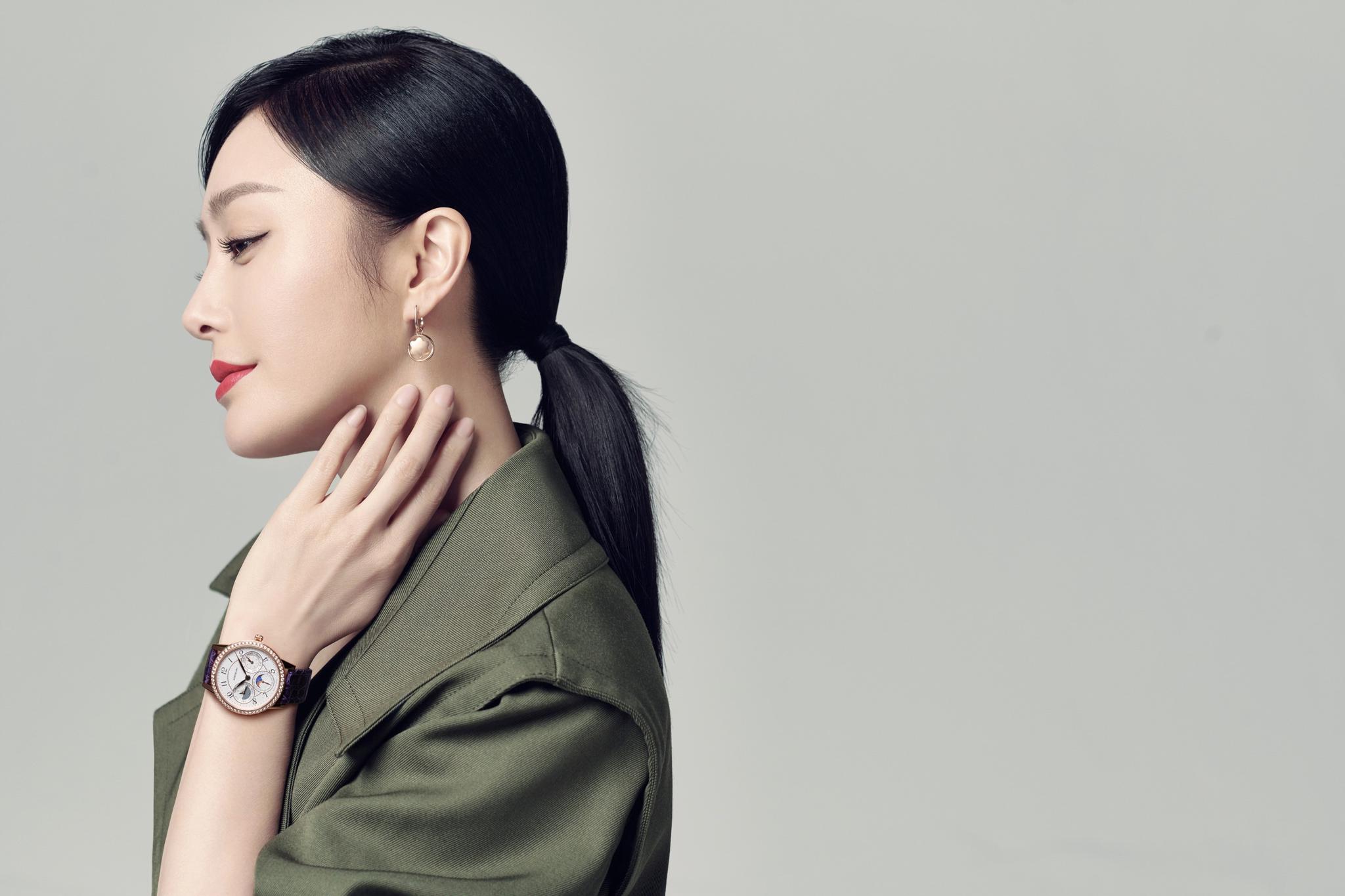 秦岚黑色长裙知性优雅 吊环马尾个性别致