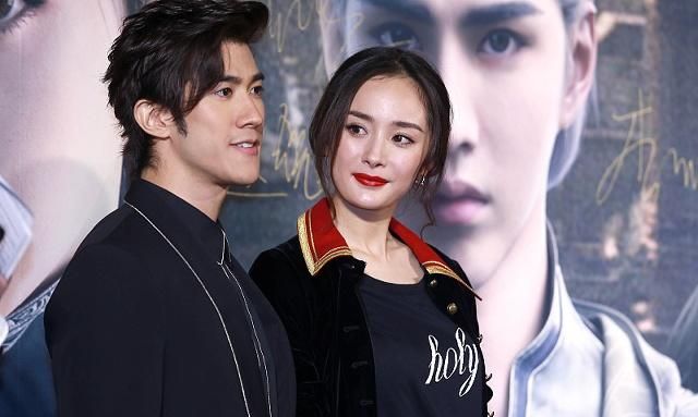 当红一线女明星杨幂和超高人气流量小鲜肉李易峰共同参加一个活动的