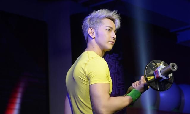 汪东城泳池写真秀身材,巧克力腹肌荷尔蒙爆棚,禁欲十足魅力尽显