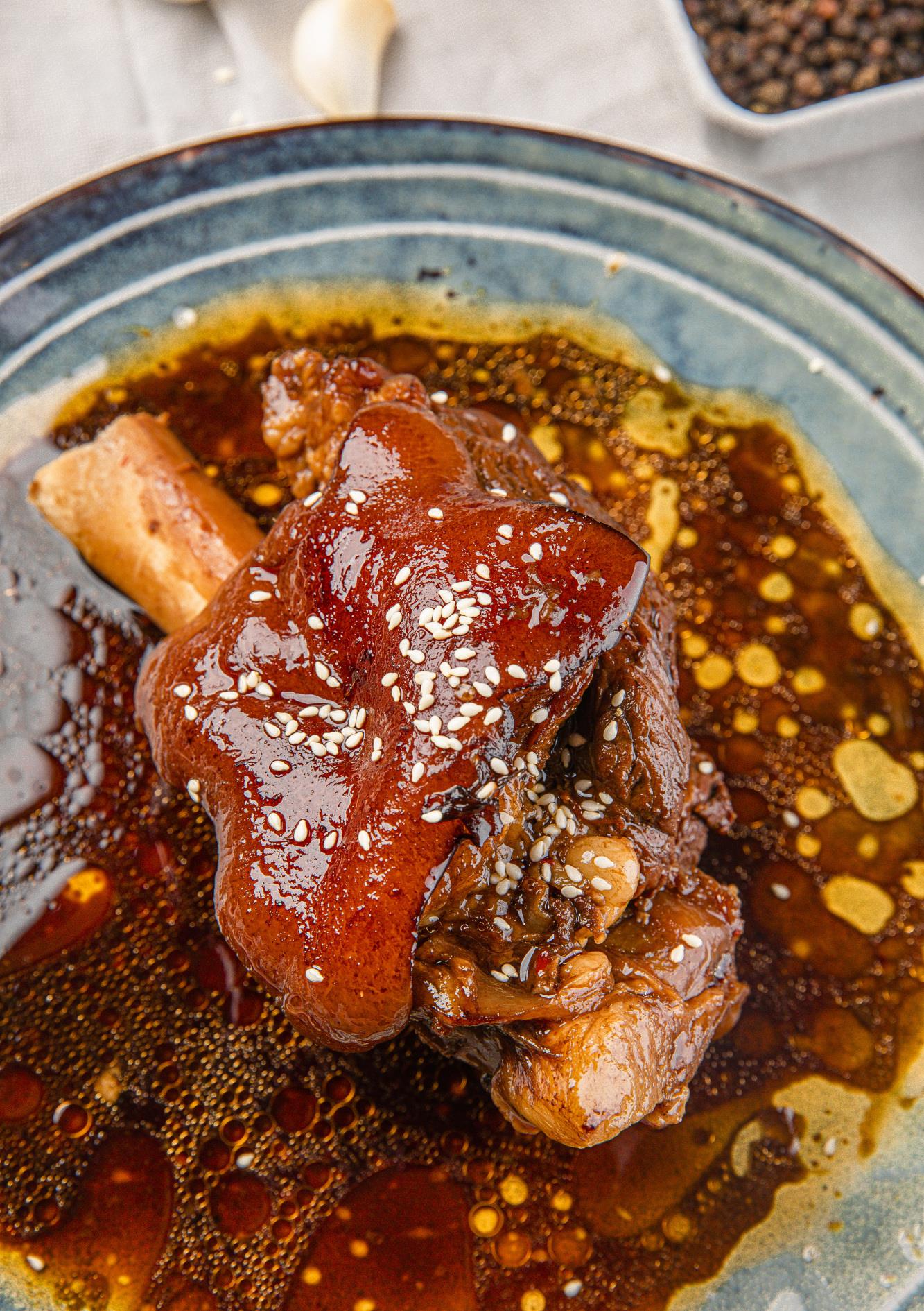 太香啦!这样一份烤蹄髈!我能吃一盘