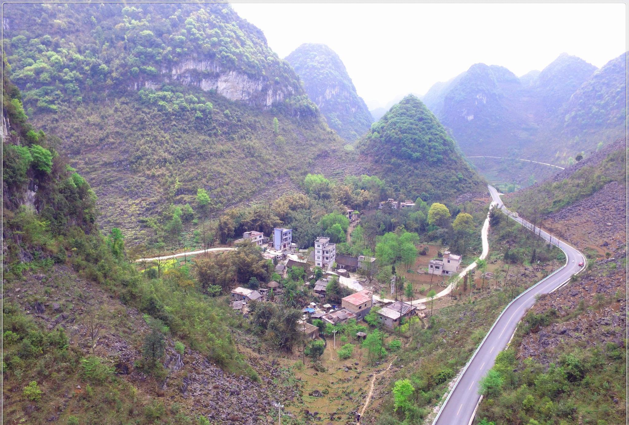 也许这就是你家?航拍贵州深处的小山村,楼房与树木共生存