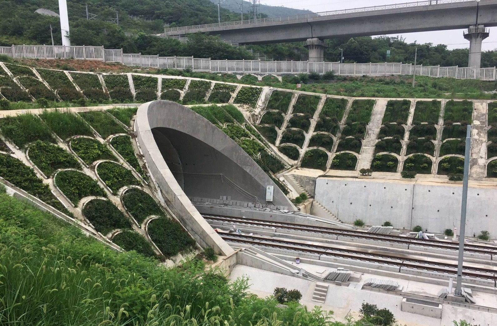 最新实拍商合杭高铁巢湖段铺轨现场,合巢段还剩下不过6公里