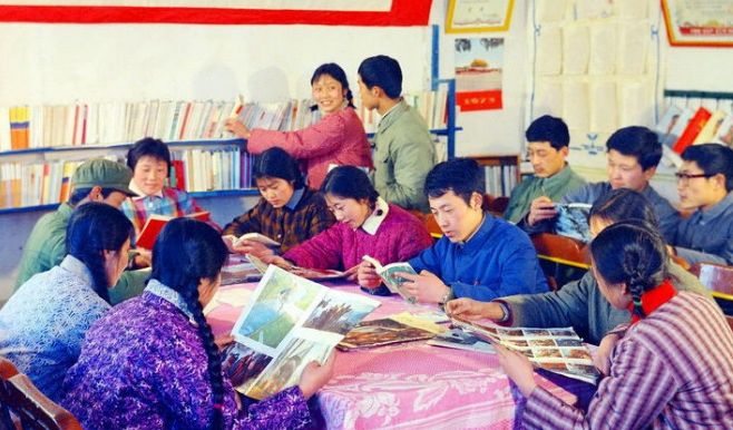70年代彩色老照片:图四为老师正在讲课,学生认真聆听!