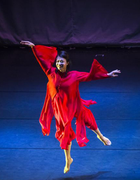 仪态万千,真正的"妖精舞者"金星只要一跳舞就马上变得很优雅,红裙飘曳