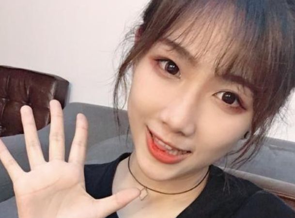 网红"钟婷"到底是何许人也?靠翻白眼走红,是大头工作室的成员