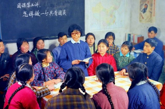 70年代彩色老照片:图四为老师正在讲课,学生认真聆听!