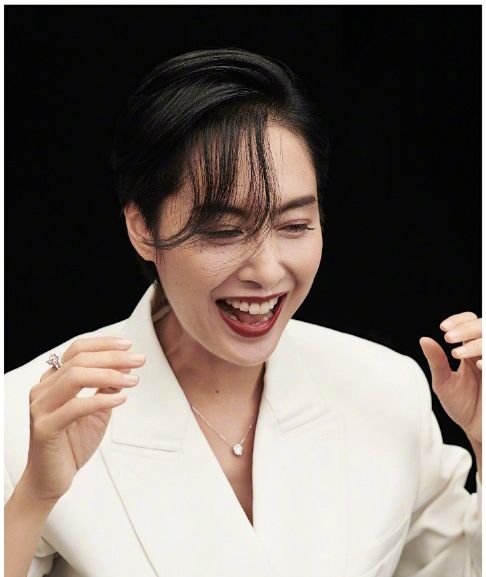 "紫霞仙子"朱茵遮眼侧分刘海御姐范十足 托腮甜笑美艳动人