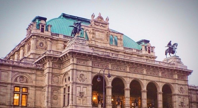 它素有世界歌剧中心之称 很多人都以在此演出而感到荣幸 它素有世界歌剧中心之称 很多人都以在此演出而感到荣幸