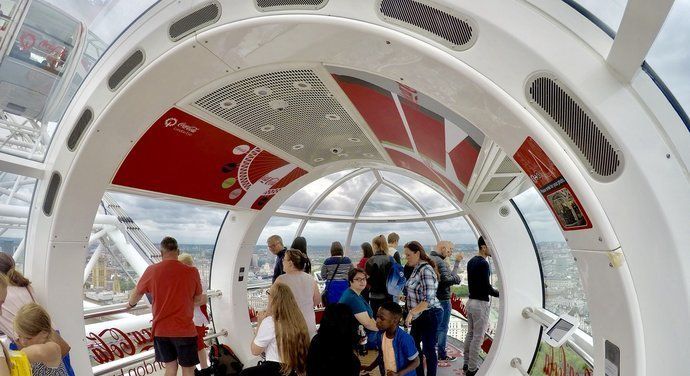 著名的伦敦眼,是世界第一大的摩天轮,每个座舱可坐约20人|伦敦眼