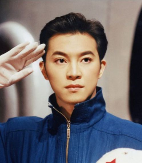 还在为小鲜肉打call那是你根本不知道沙溢年轻穿军装时有多帅