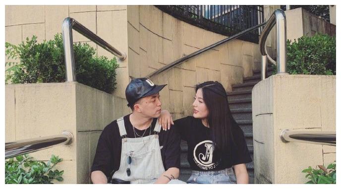 著名说唱歌手,jonyj官宣结婚,网友表示祝福