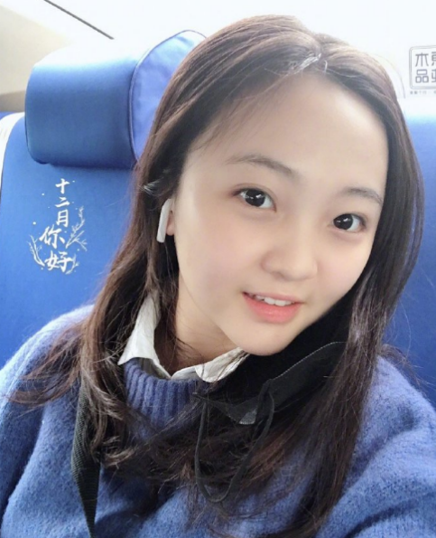 林妙可商演献唱近照,学校伙食太好了,虎背熊腰的19岁少女