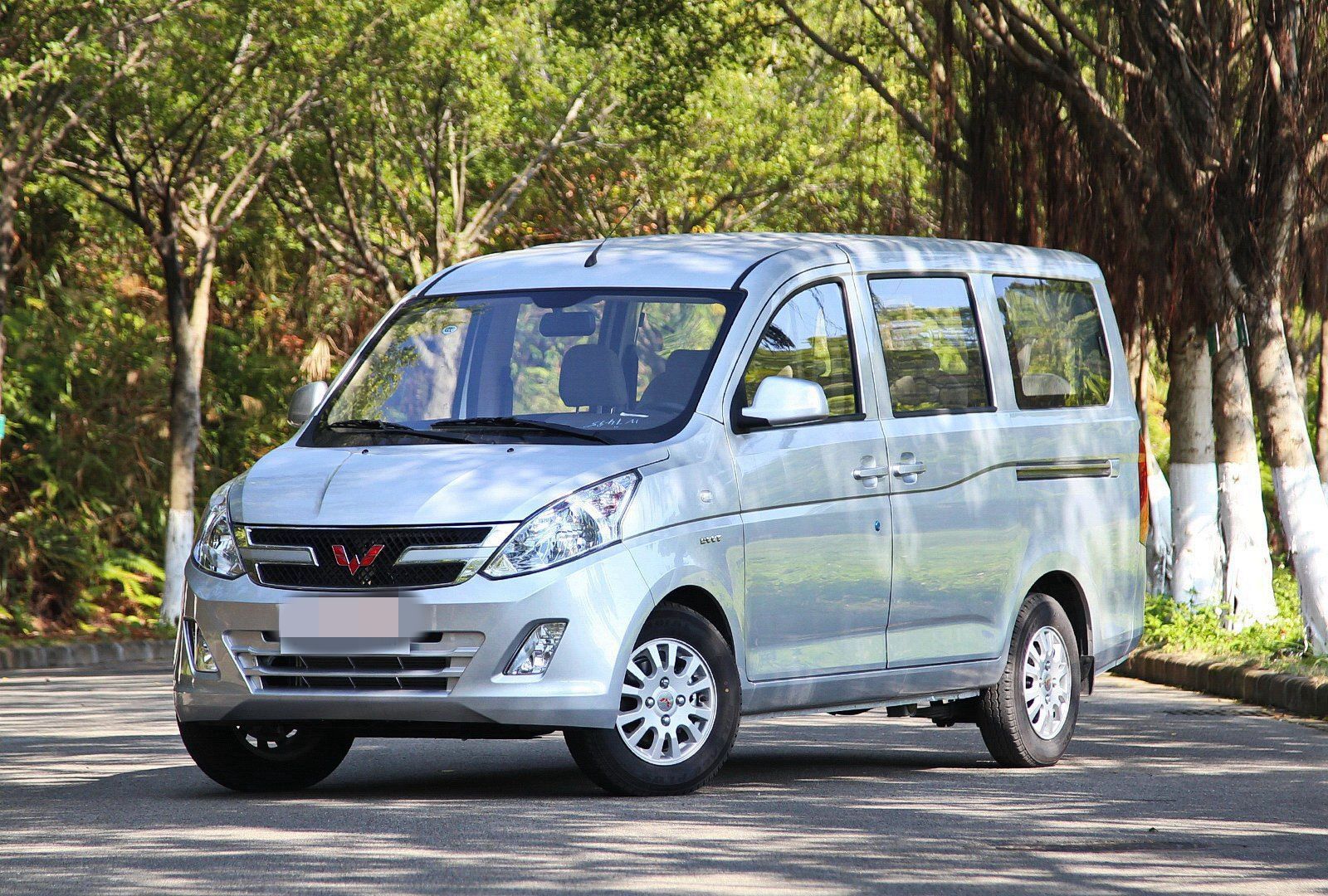 很精致的五菱之光v,设计的很漂亮,一眼看去的颜值绝对引人瞩目