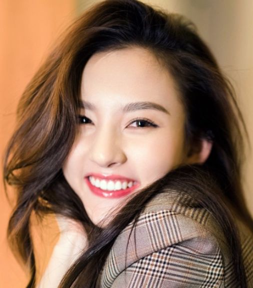 宋祖儿卷发西装清新自然 "月牙笑眼"暖萌迷人