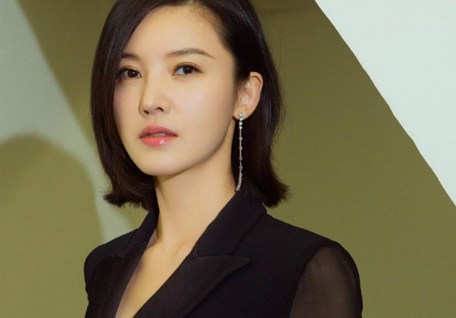 32岁杨子姗剪掉十年长发换了个短发造型时尚又减龄