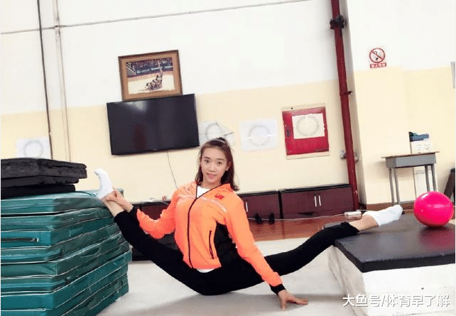 "一字马"女神舒思瑶, 高难度走廊动作, 成高中物理题求解