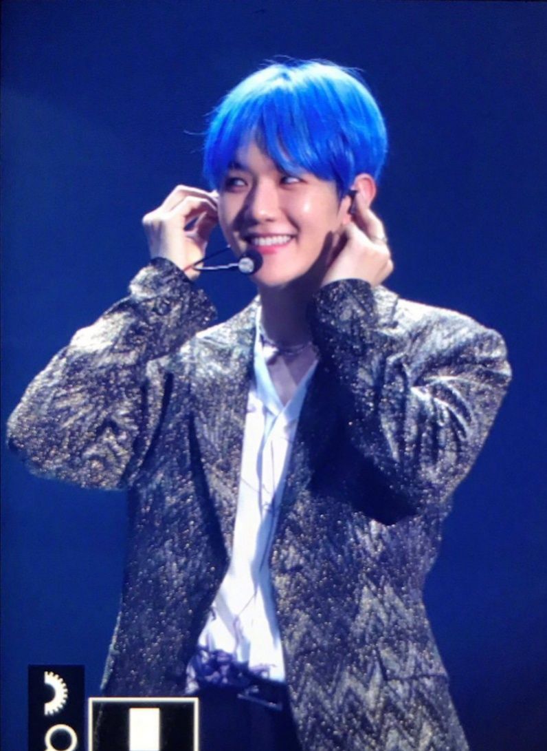 被边伯贤的蓝发帅到了,长的帅就是这么的自信