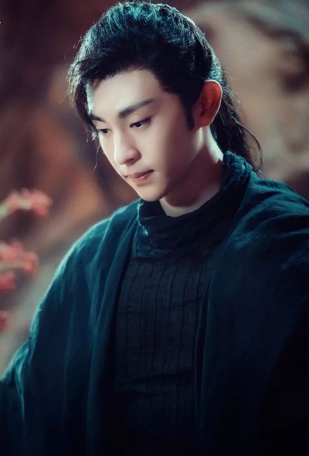 大家都能看出来这件衣服非常的素气,旭凤还把头发给梳起来了,还留了一