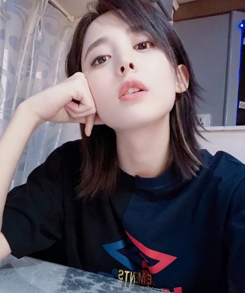 古力娜扎请你告诉我 为什么自拍照也那么美