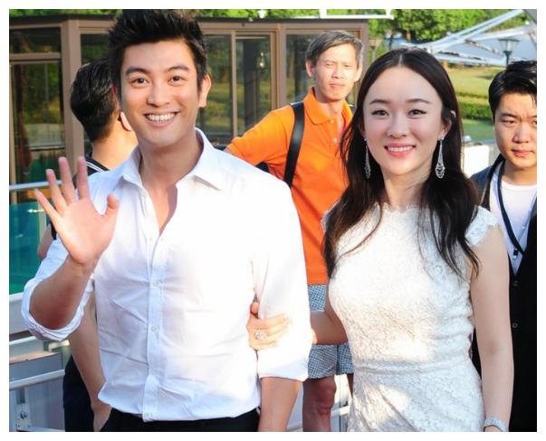 杜江在朋友们的帮助下,顺利向已怀孕七个月的霍思燕求婚,同年九月