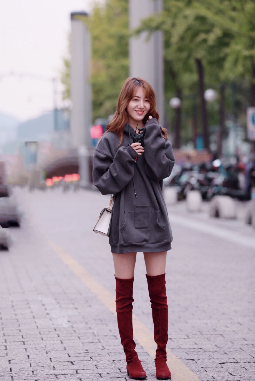 宽松卫衣配酒红色过膝靴
