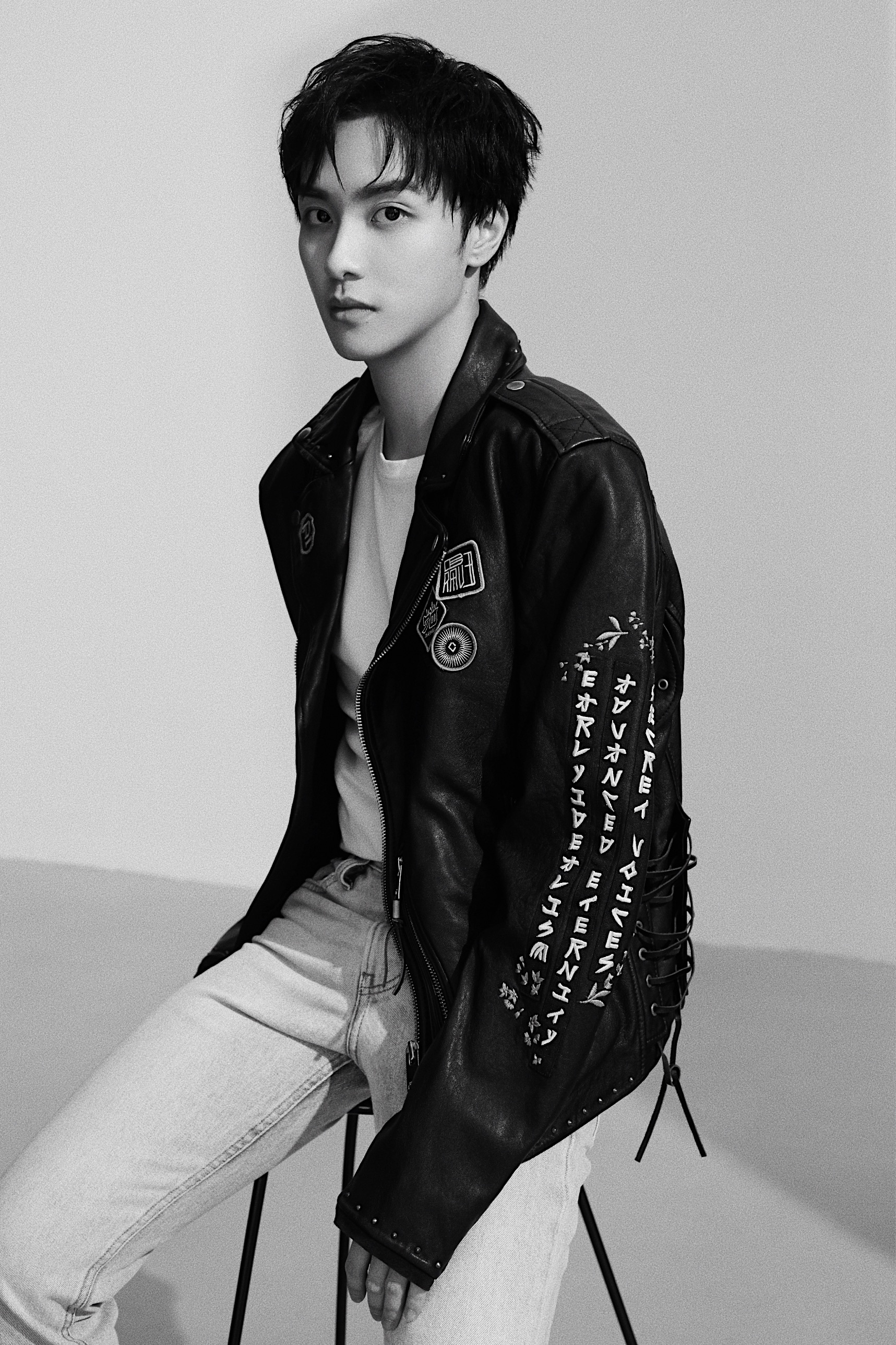 高寒质感写真 肆意不羁眼神杀帅气撩人|眼神|萧忆|皮夹克_新浪新闻