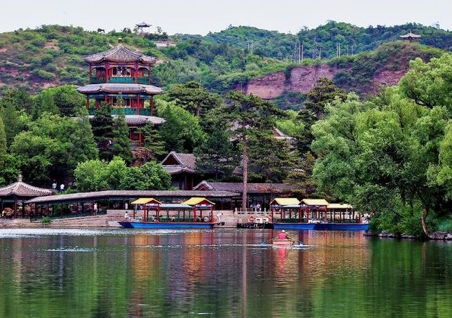 承德避暑山庄属温带大陆性季风型山地气候四季分明