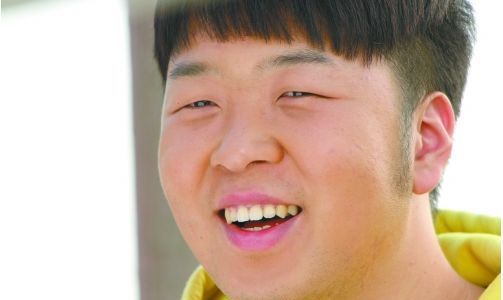 4位小眼睛明星,网友调侃他和别人儿子长得相似,而他是隐形富豪