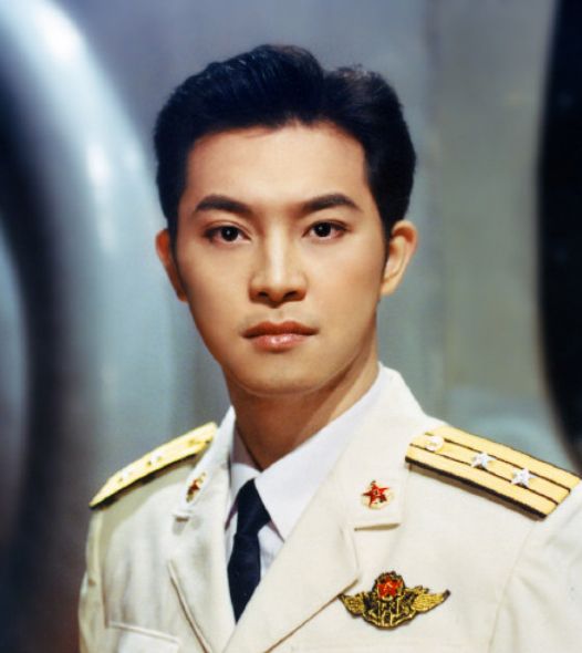 还在为小鲜肉打call?那是你根本不知道,沙溢年轻穿军装时有多帅