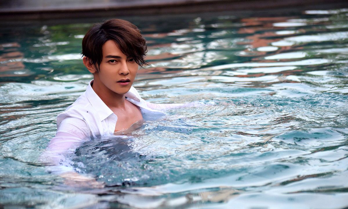 汪东城泳池写真秀身材,巧克力腹肌荷尔蒙爆棚,禁欲十足魅力尽显