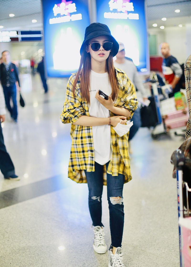 杨超越街拍格子衬衫牛仔裤dior帆布鞋休闲时髦