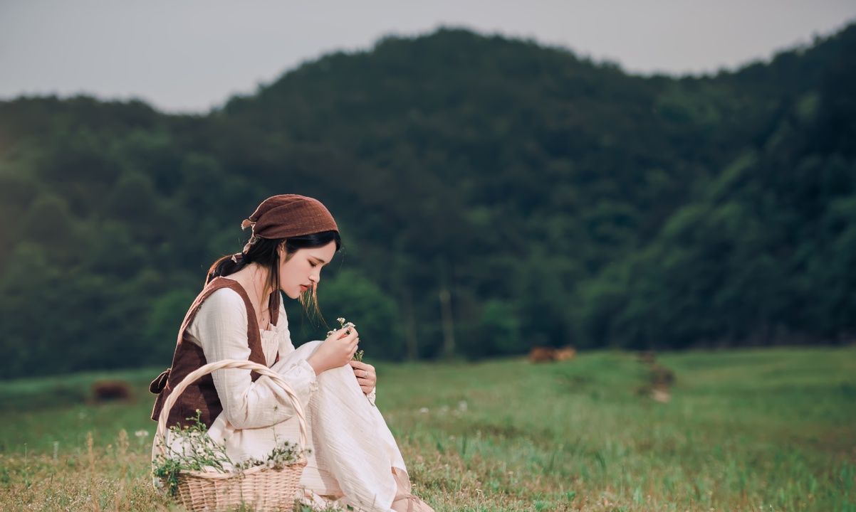人像插画,作品描述了一位去野外采花的姑娘