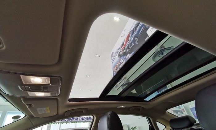 全景大天窗功能按键都没动过还是那熟悉的配方!全屏幕显示.