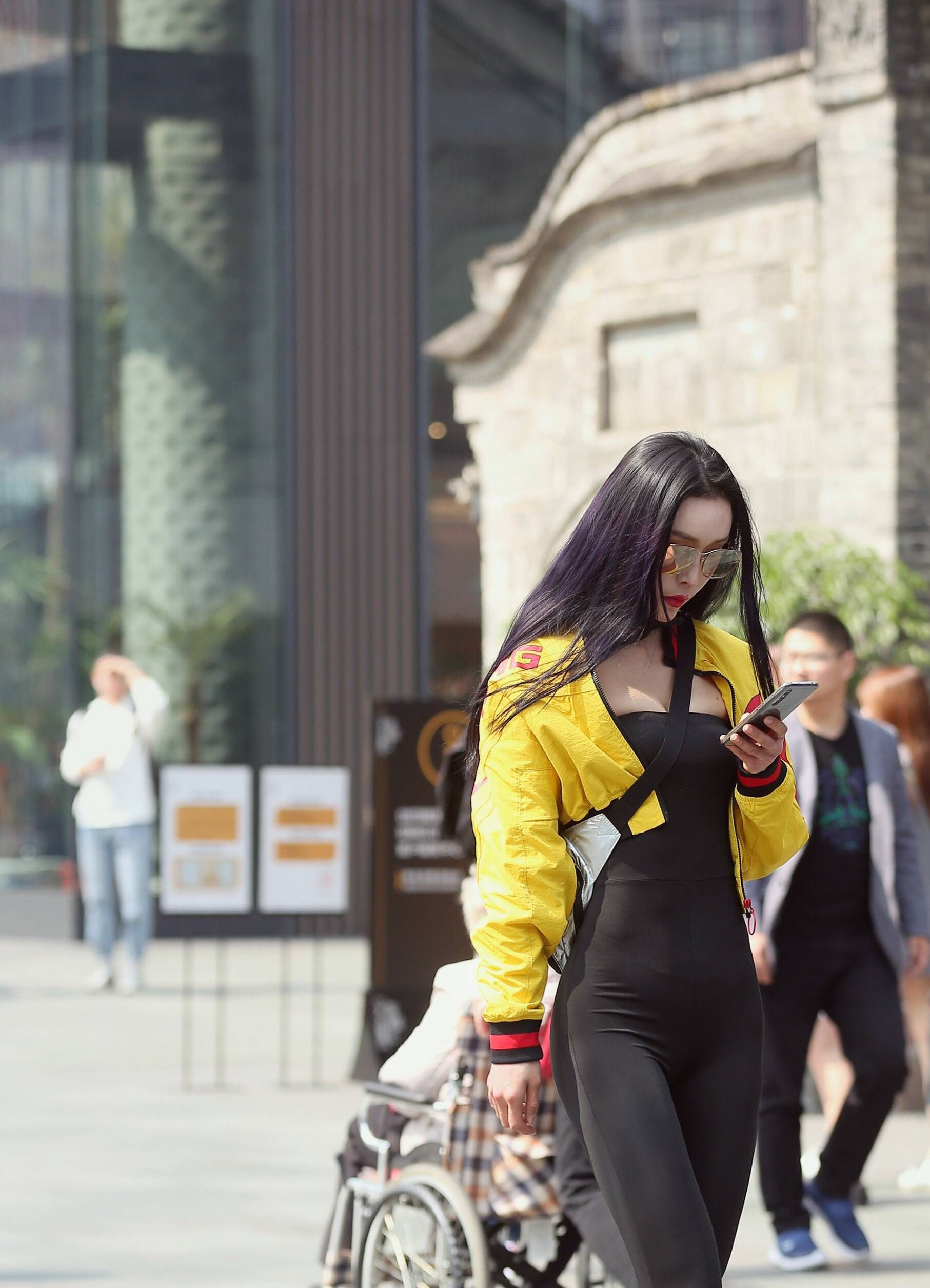 街拍:1号美女的气质好颜值高,可是身上穿的衣服让人看不懂