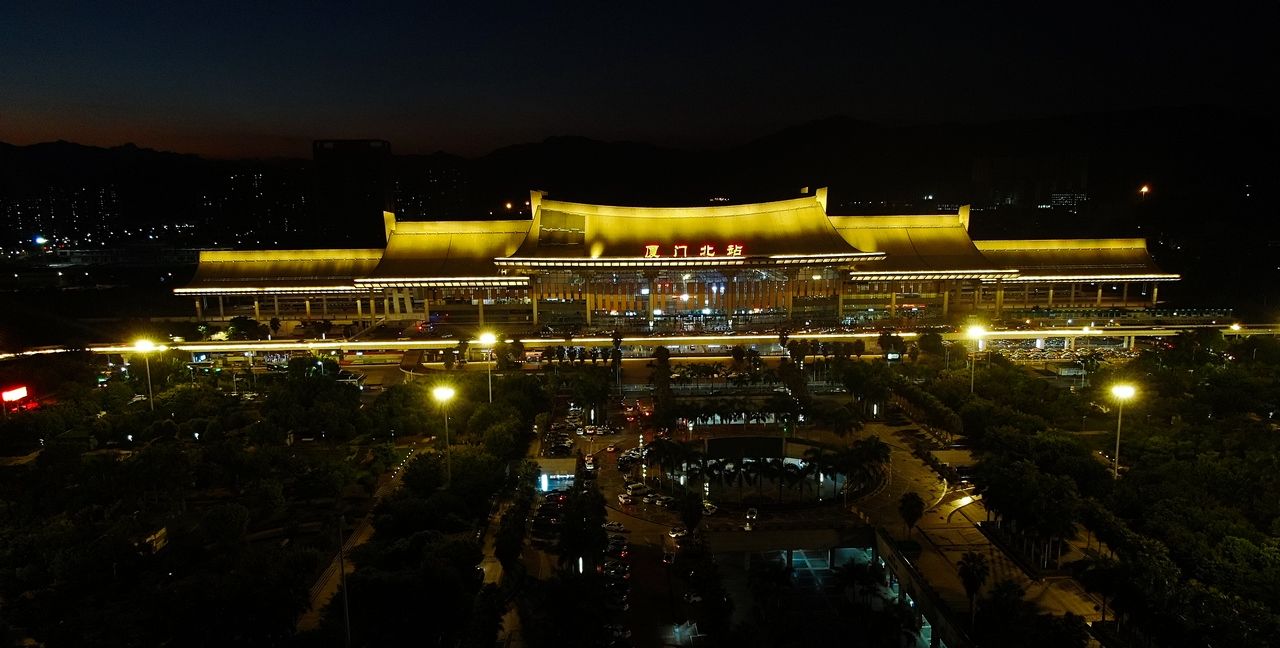 航拍镜头下的福建厦门北站夜景风光,画面很美_高清图集_新浪网