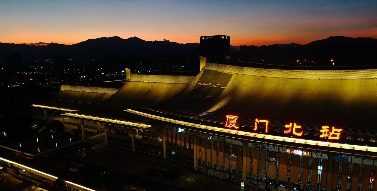 航拍镜头下的福建厦门北站夜景风光,画面很美_高清图集_新浪网