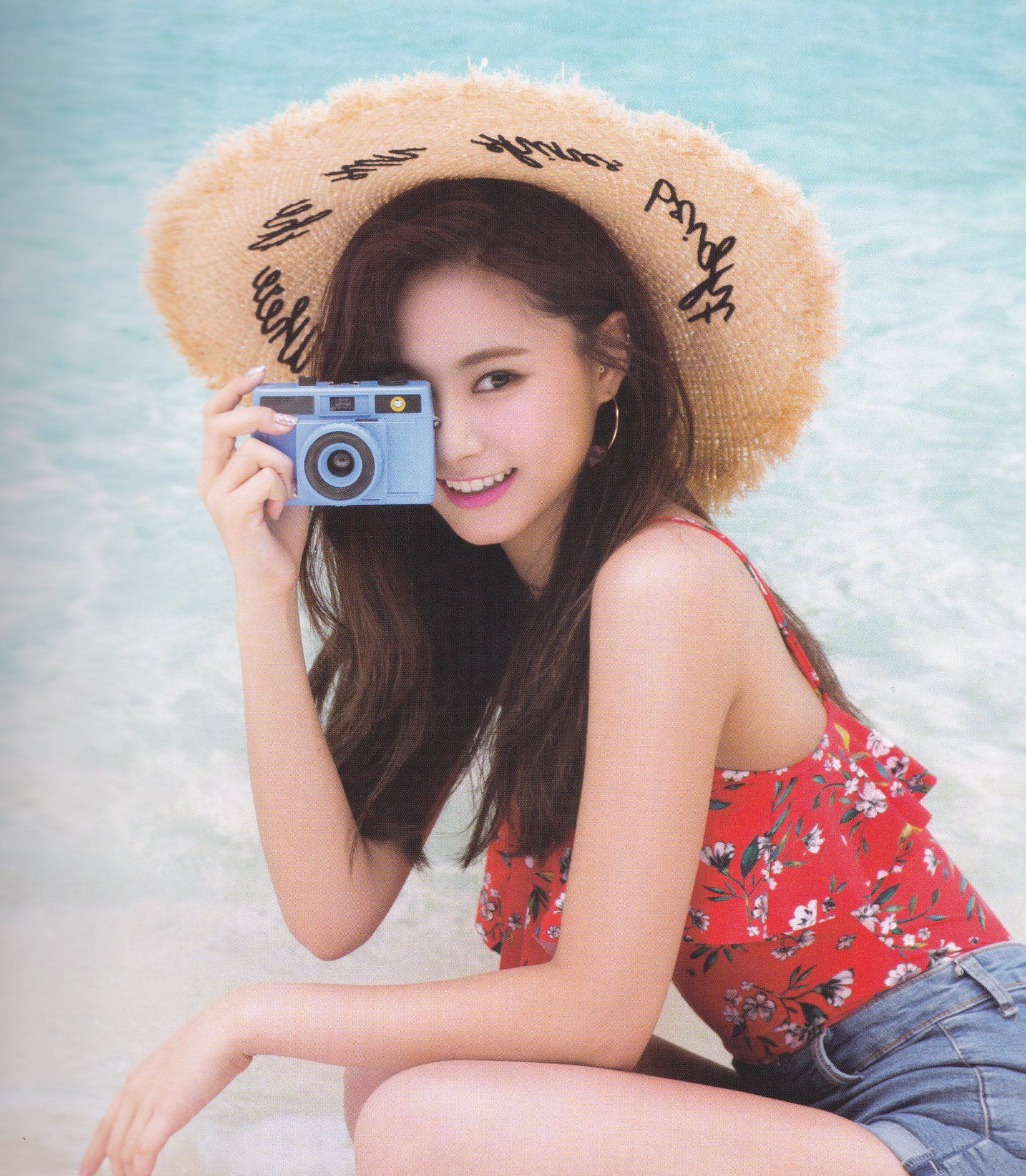 韩国女团twice成员周子瑜拍摄画报:清新可爱,甜甜笑容引瞩目|周子瑜