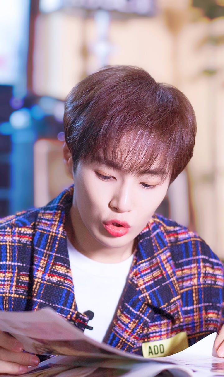 宝藏男孩李汶翰帅气壁纸来袭,这个小嘟嘴我给满分!