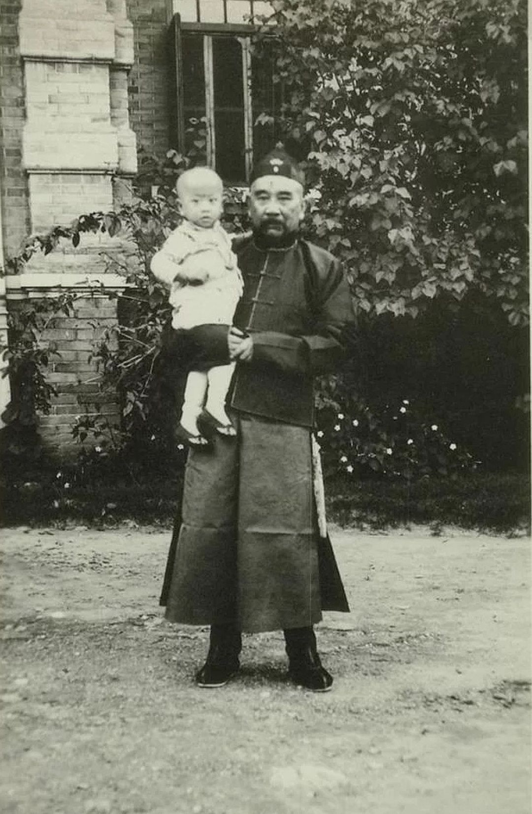 老照片:1917年,张勋复辟,龙旗飘飘的北京城