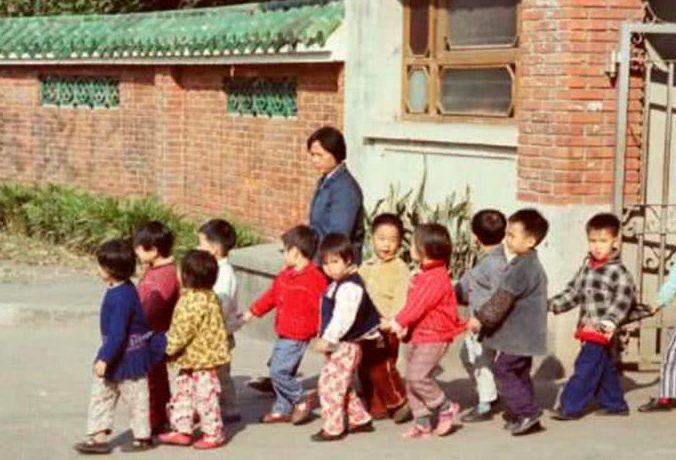 70年代彩色老照片:图四为老师正在讲课,学生认真聆听!