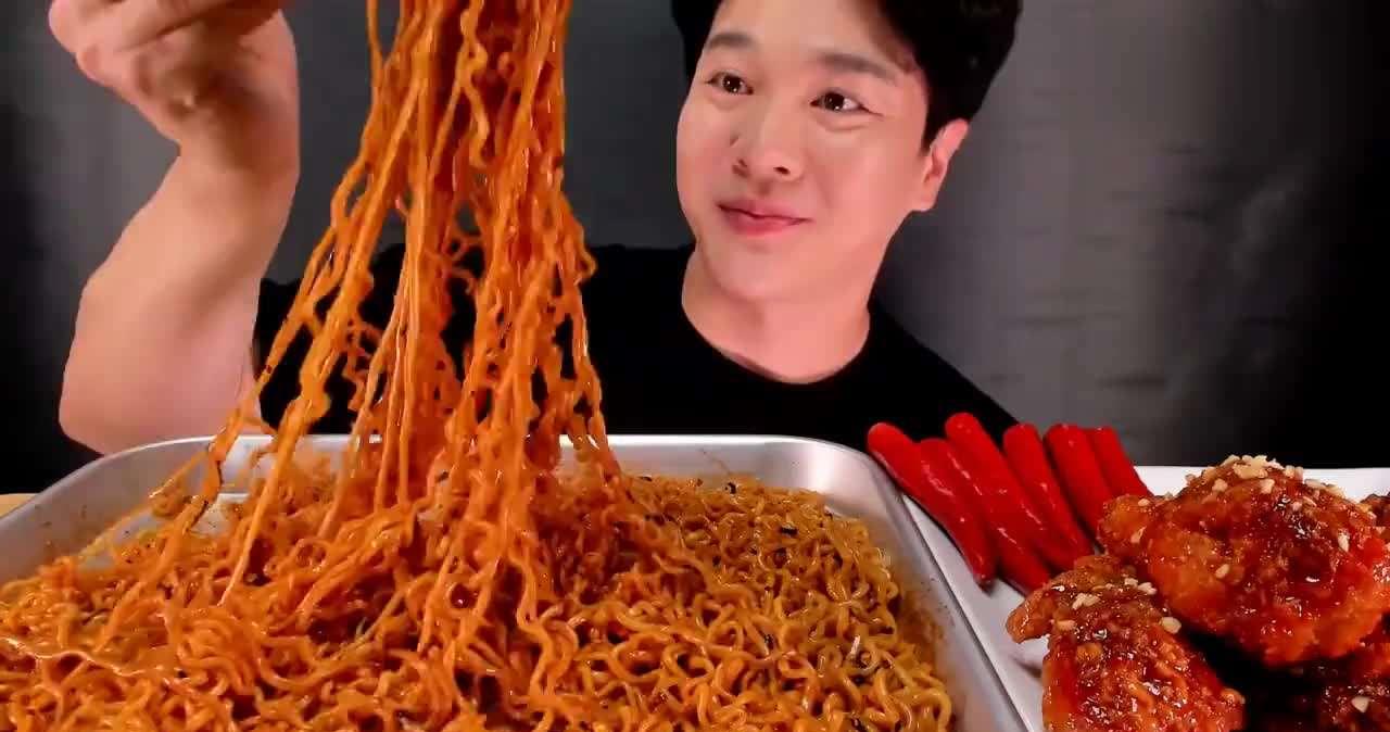 火鸡面大家已经非常熟悉了,大胃王们吃火鸡面都是两袋开吃的,中国大胃