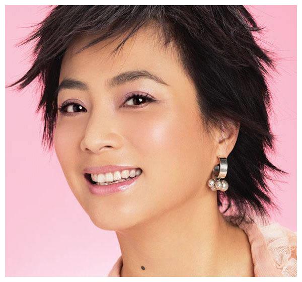 曾是万人宠爱甜歌皇后,34岁嫁老外被抛弃,今56岁处境凄凉