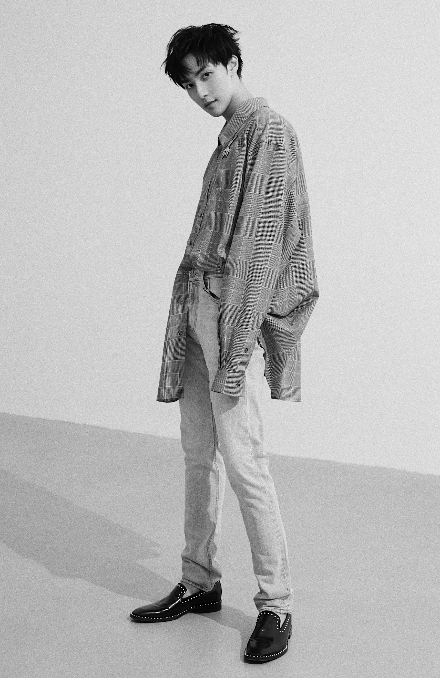 高寒质感写真 肆意不羁眼神杀帅气撩人|眼神|萧忆|皮夹克_新浪新闻