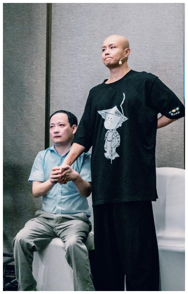 乐嘉近况曝光,现身上海佘山高尔夫球场,获娇俏长发美女全程陪伴