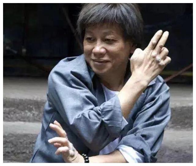 梁小龙和其他功夫巨星一样,从小就开始习武了,15岁时进入武行,并开始