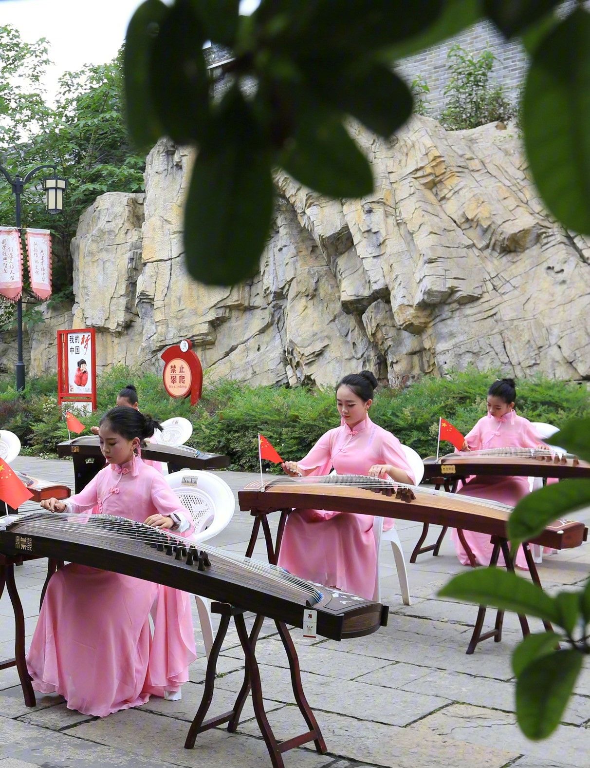 百人古筝合奏迎接古筝日 周末生活乐悠悠