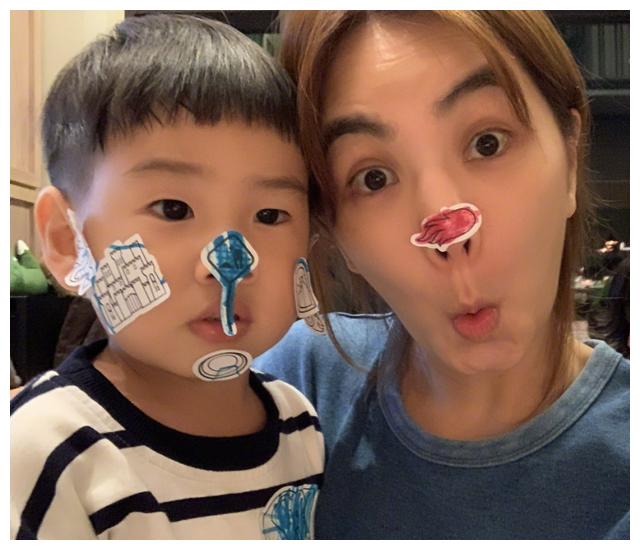 ella2岁儿子劲宝近照曝光,小眼睛呆萌有神,撞脸圈内多位男星