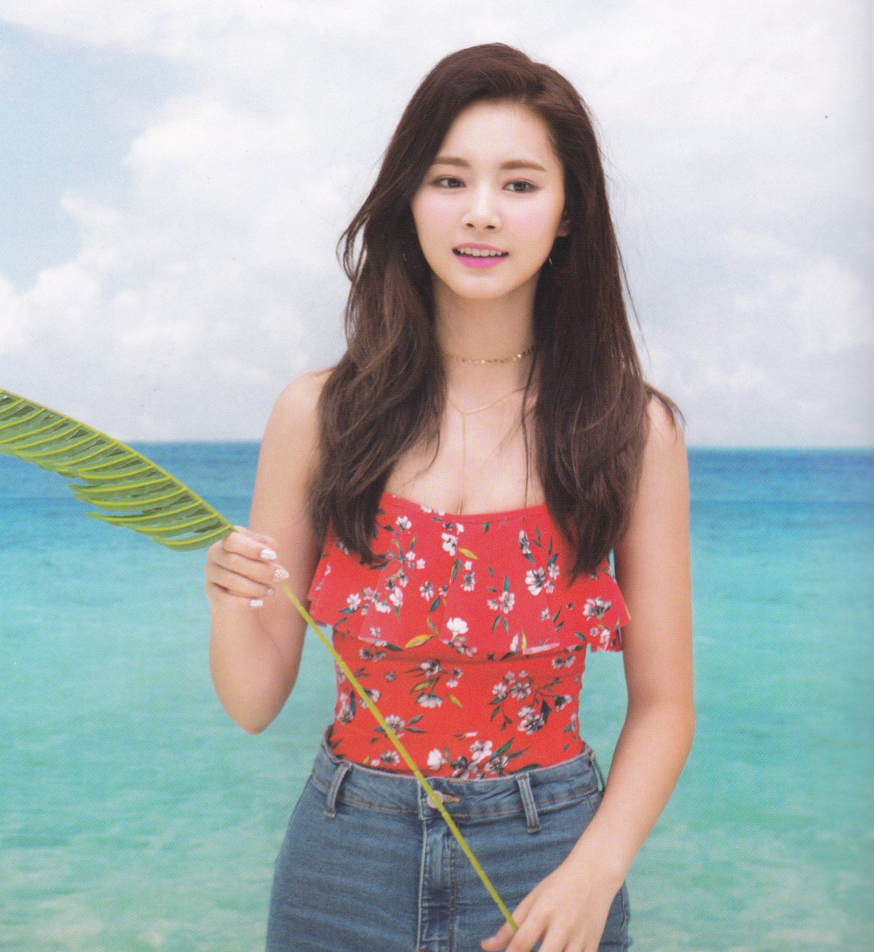 韩国女团twice成员周子瑜拍摄画报:清新可爱,甜甜笑容引瞩目|周子瑜|